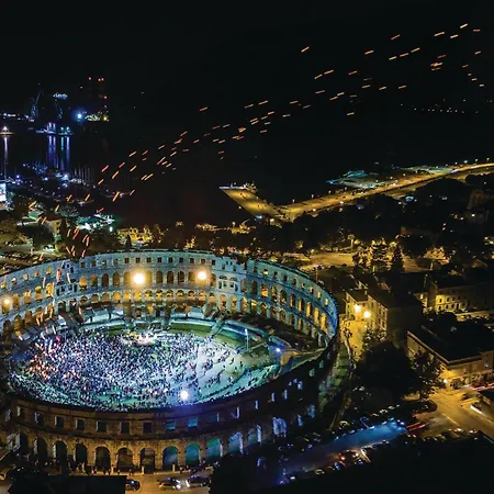 Beautiful In * Pula
