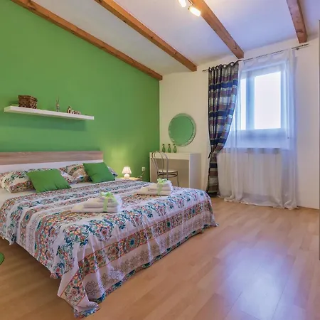Apartment Beautiful In Pula