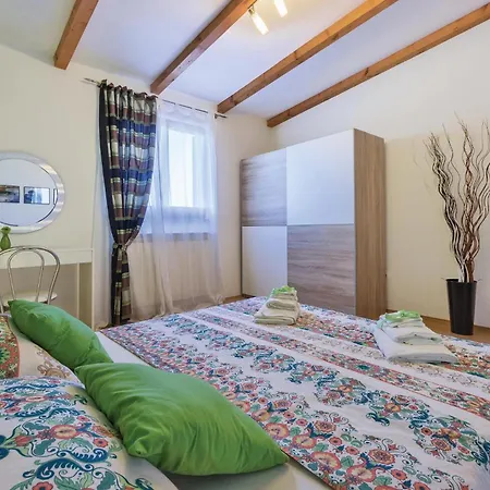 Apartment Beautiful In Pula